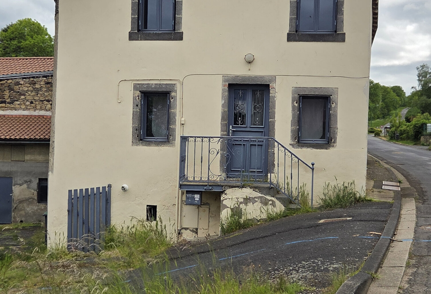 Maison - Dépendance et stationnement - Saint Genès Champanel — photo 1