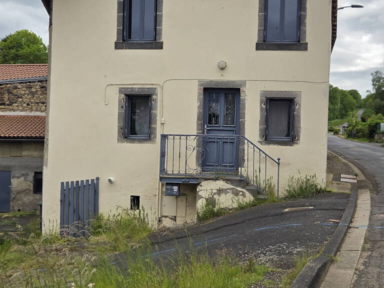 Maison - Dépendance et stationnement - Saint Genès Champanel — photo 1