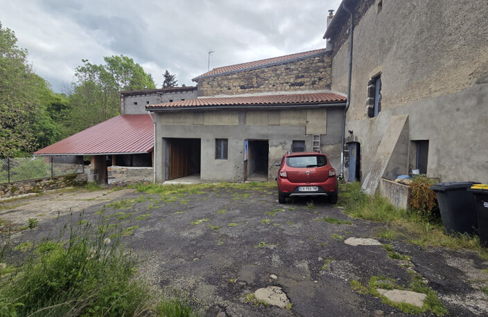 Maison - Dépendance et stationnement - Saint Genès Champanel — photo 2