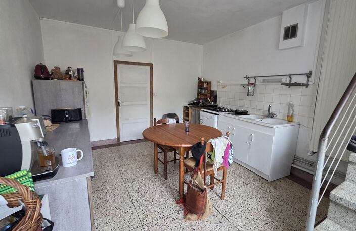 Maison - Dépendance et stationnement - Saint Genès Champanel — photo 3