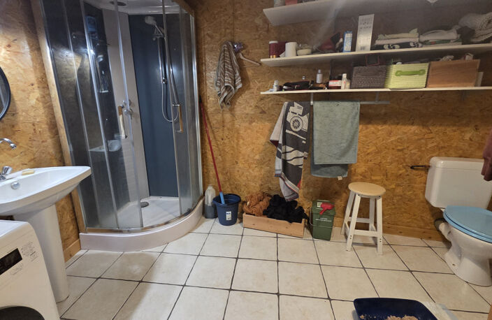 Maison - Dépendance et stationnement - Saint Genès Champanel — photo 4