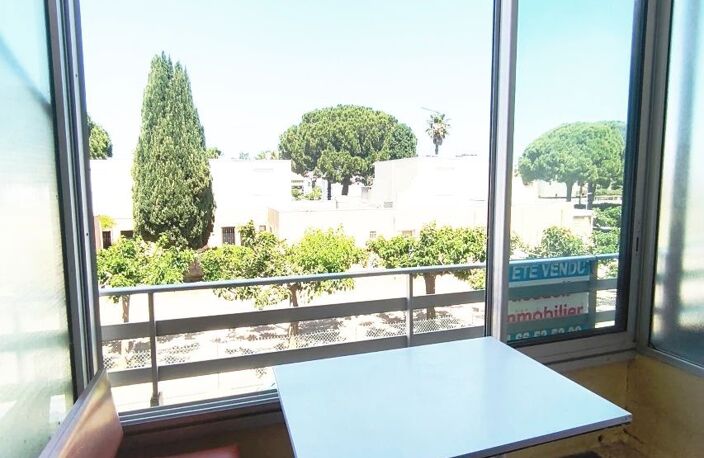 Studio au 1er étage d''environ 24 m² avec loggia vitrée.<BR>Parki — photo 5
