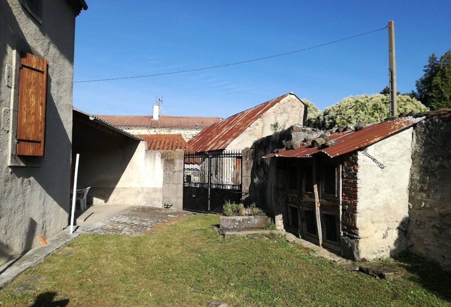 Maison en pierres sur terrain clos de murs — photo 1