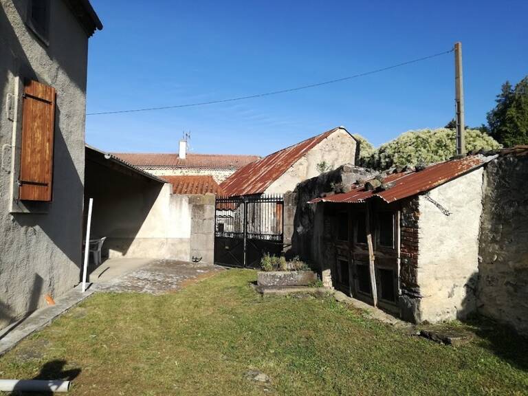 Maison en pierres sur terrain clos de murs — photo 1