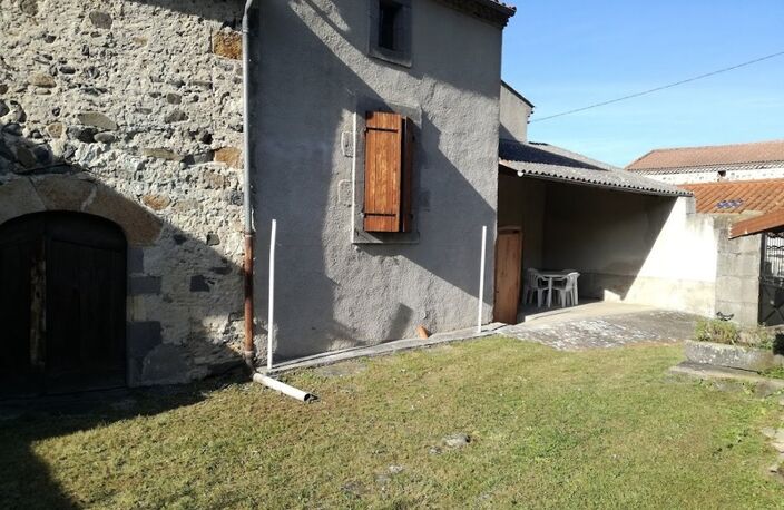Maison en pierres sur terrain clos de murs — photo 2