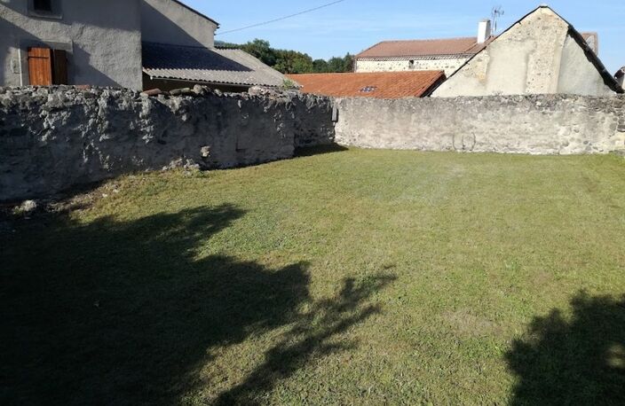 Maison en pierres sur terrain clos de murs — photo 3