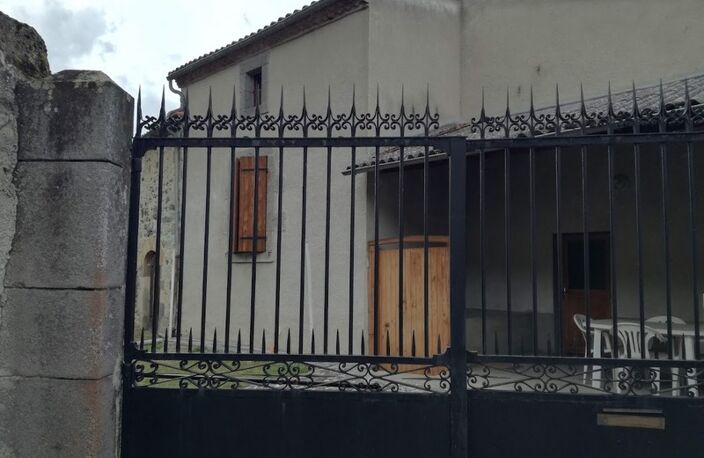 Maison en pierres sur terrain clos de murs — photo 4
