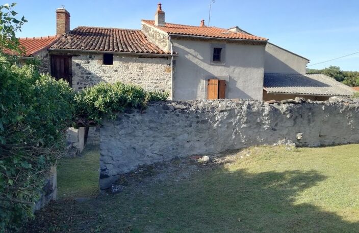 Maison en pierres sur terrain clos de murs — photo 5
