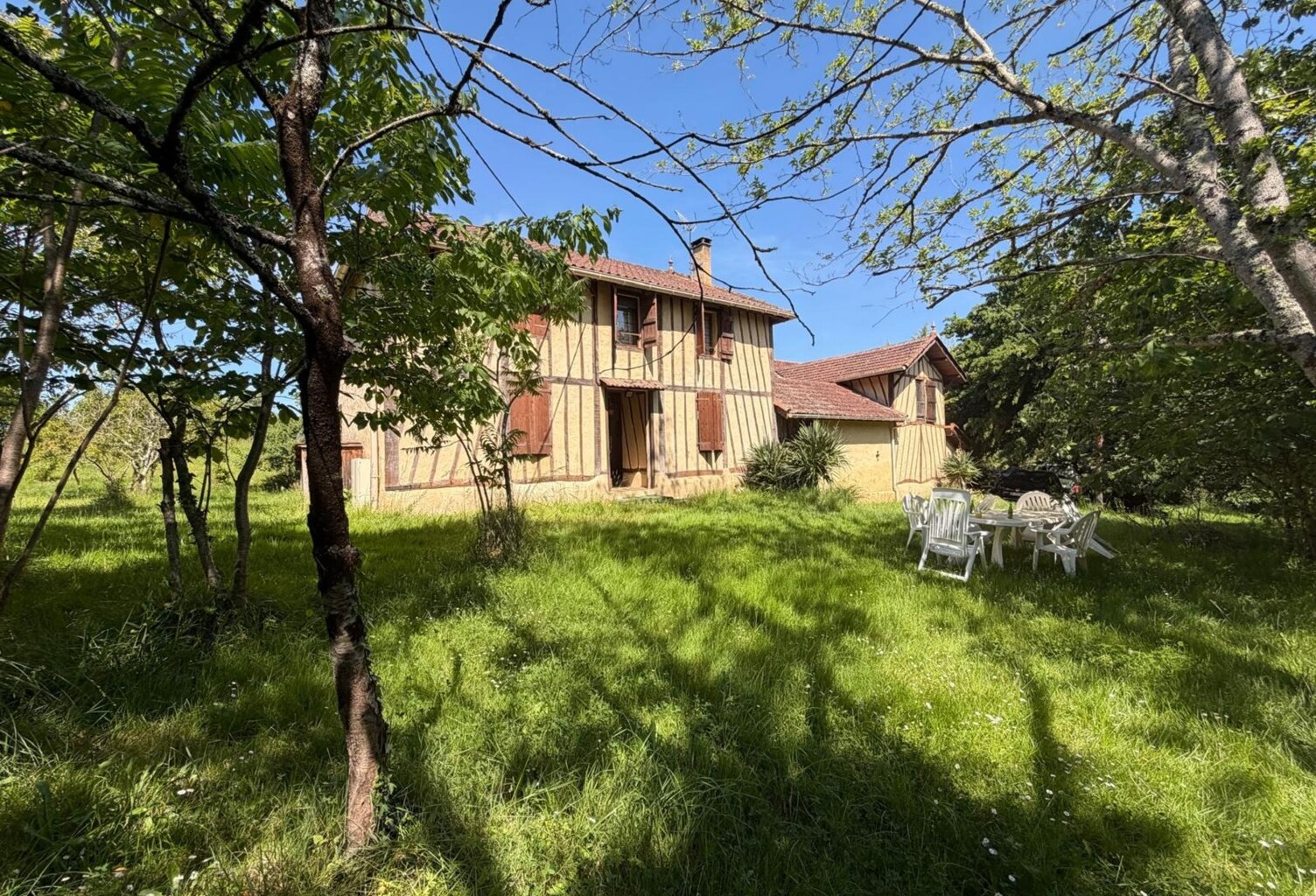Nogaro(32) 7 km, ANCIENNE METAIRIE GASCONNE 280m2 dont 160m2 habtiables sur 4.5ha, au bout d'un long chemin, CACHEE, SANS VIS A VIS, 5 ha de bois et terres, AU CALME, dépendances, rare — photo 1