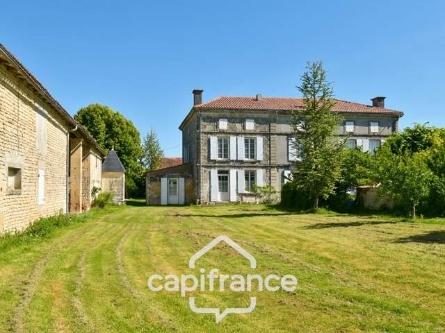 Propriété à vendre 14 pièces PAILLE (17) sur 4800m² de terrain avec nombreuses dépendances — photo du bien