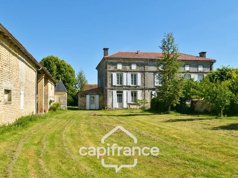 Propriété à vendre 14 pièces PAILLE (17) sur 4800m² de terrain avec nombreuses dépendances — photo 1