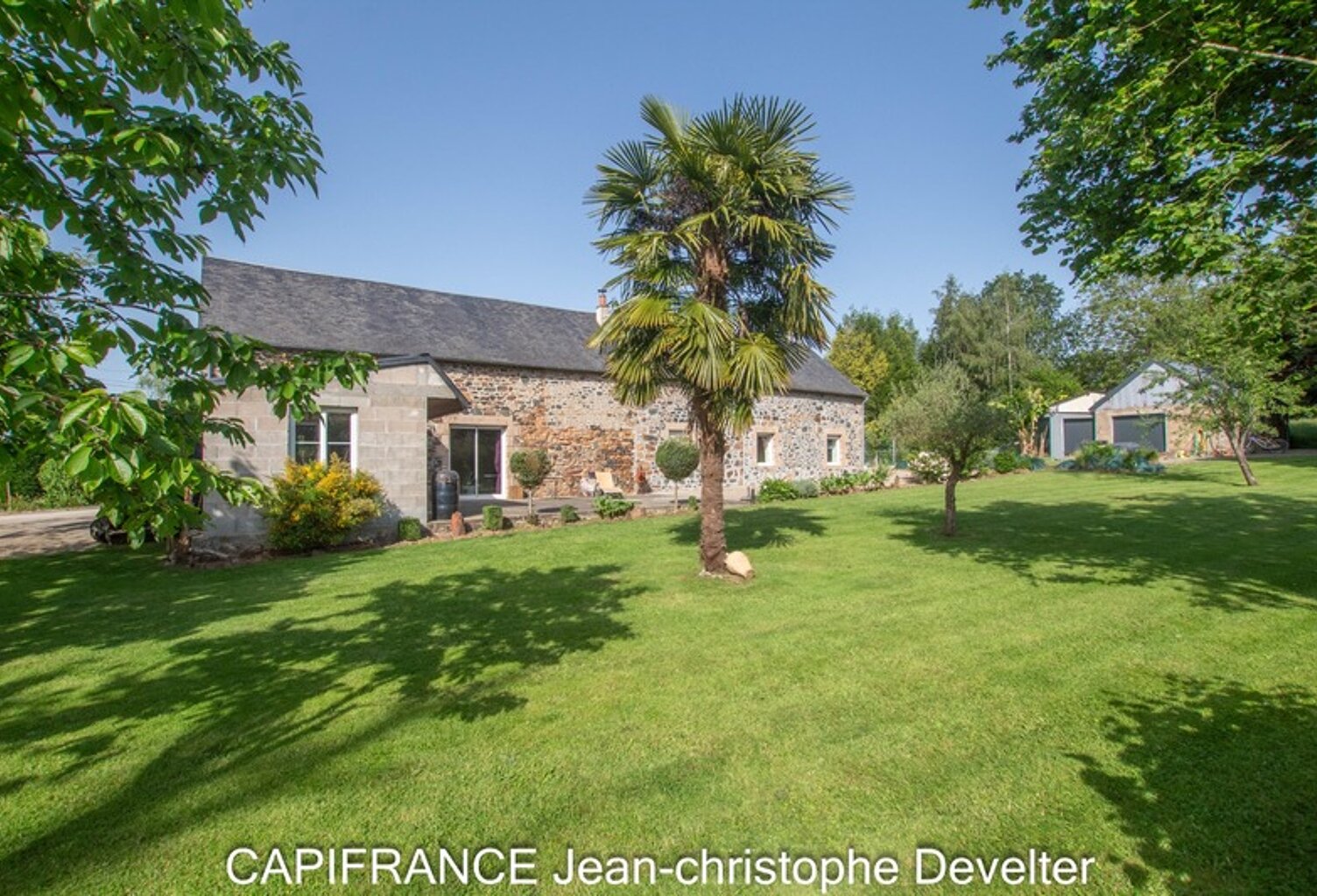 Maison à vendre proche de GORRON (53) maison en pierre de plain pied 4 chambres sur terrain de 6 300 m2 — photo 1