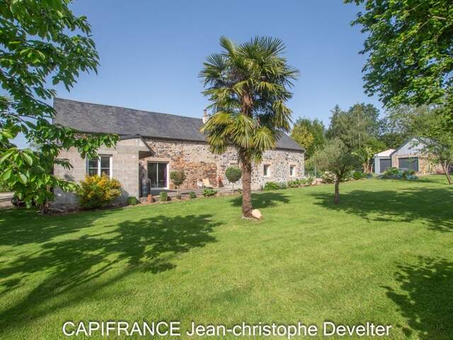 Maison à vendre proche de GORRON (53) maison en pierre de plain pied 4 chambres sur terrain de 6 300 m2 — photo du bien