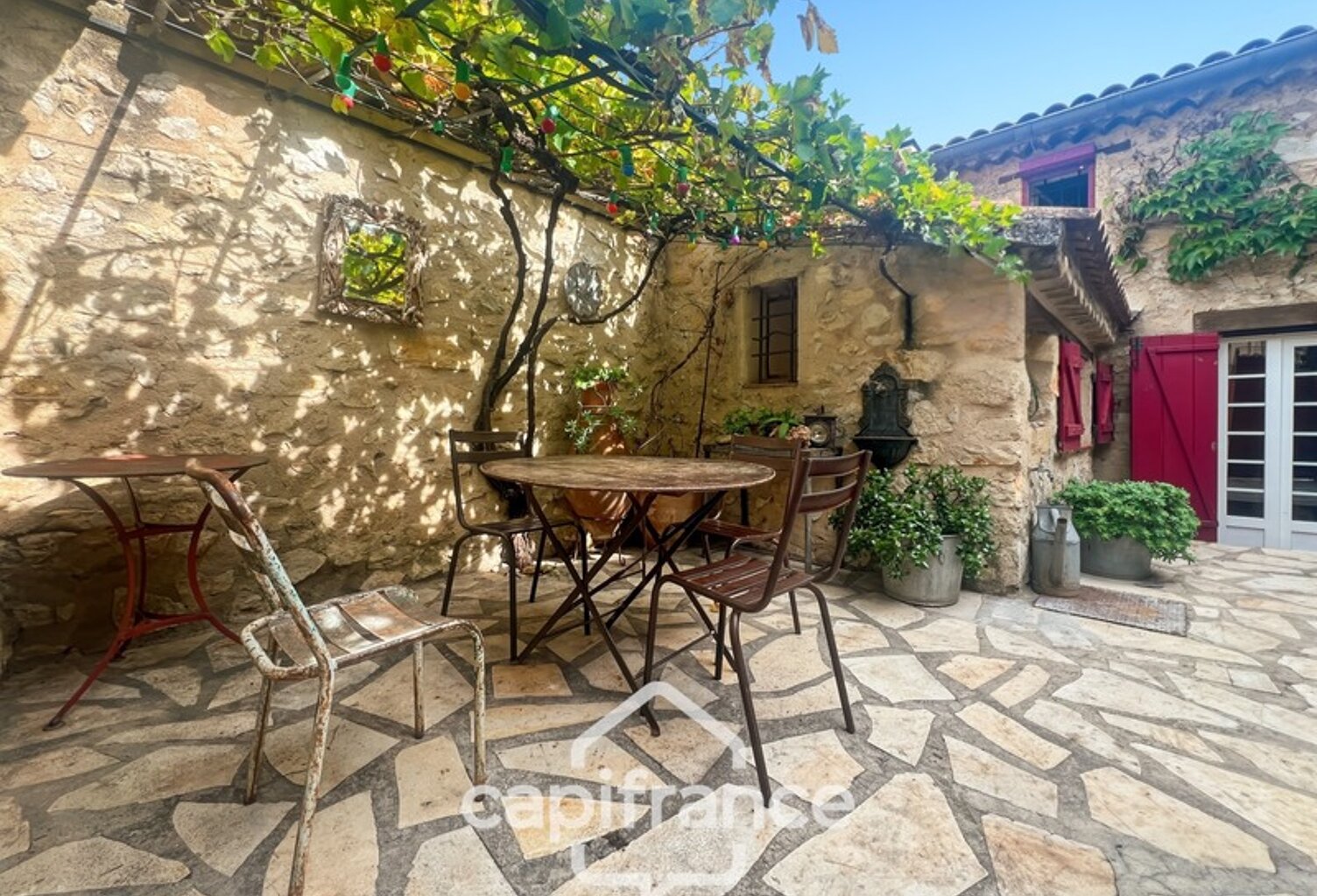 MERINDOL  MAISON DE CHARME, cour extérieure et roof top,2 chambres, 1 pièce,  1 bureau, 1 cave,  au cœur du village  A DECOUVRIR ! — photo 1