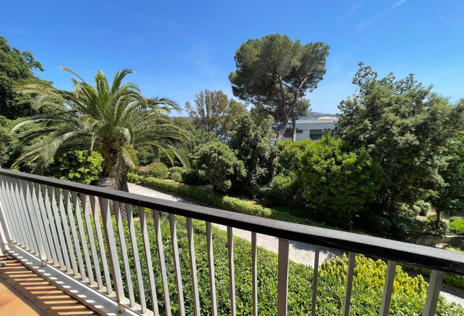 A VENDRE LA SEYNE SUR MER 83500 QUARTIER TAMARIS STUDIO TERRASSE ASCENSEUR PARKING PRIVATIF — photo 1