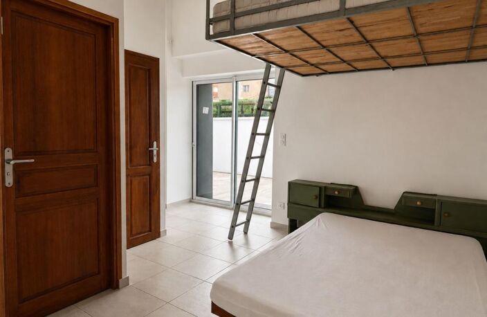 Maison avec deux Suites, Cour Fermée et Stationnement — photo 4