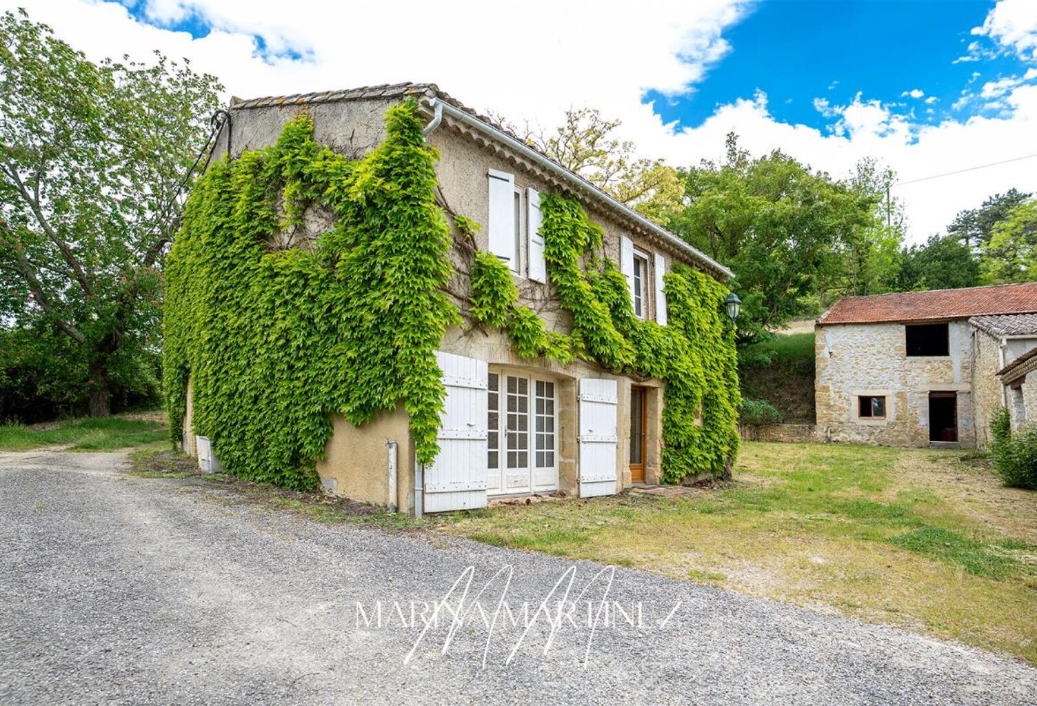 Maison en pierre rénovée avec dépendance de 120 m² et parc arboré de plus de 1880m2 - Villeneuve-la-Comptal — photo 1
