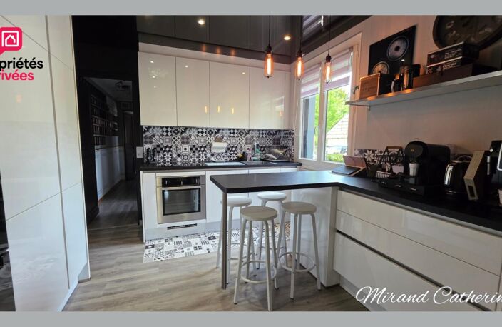Maison de charme rénovée avec vaste suite parentale et deux garages — photo 4