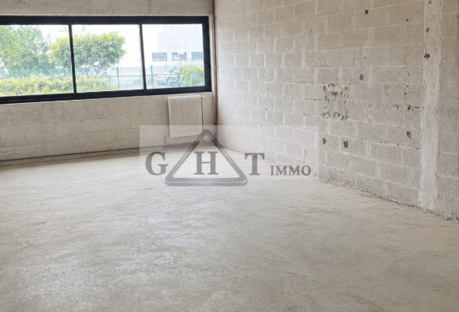 À LOUER : LOCAUX D’ACTIVITÉS 90m²- BUC — photo 1