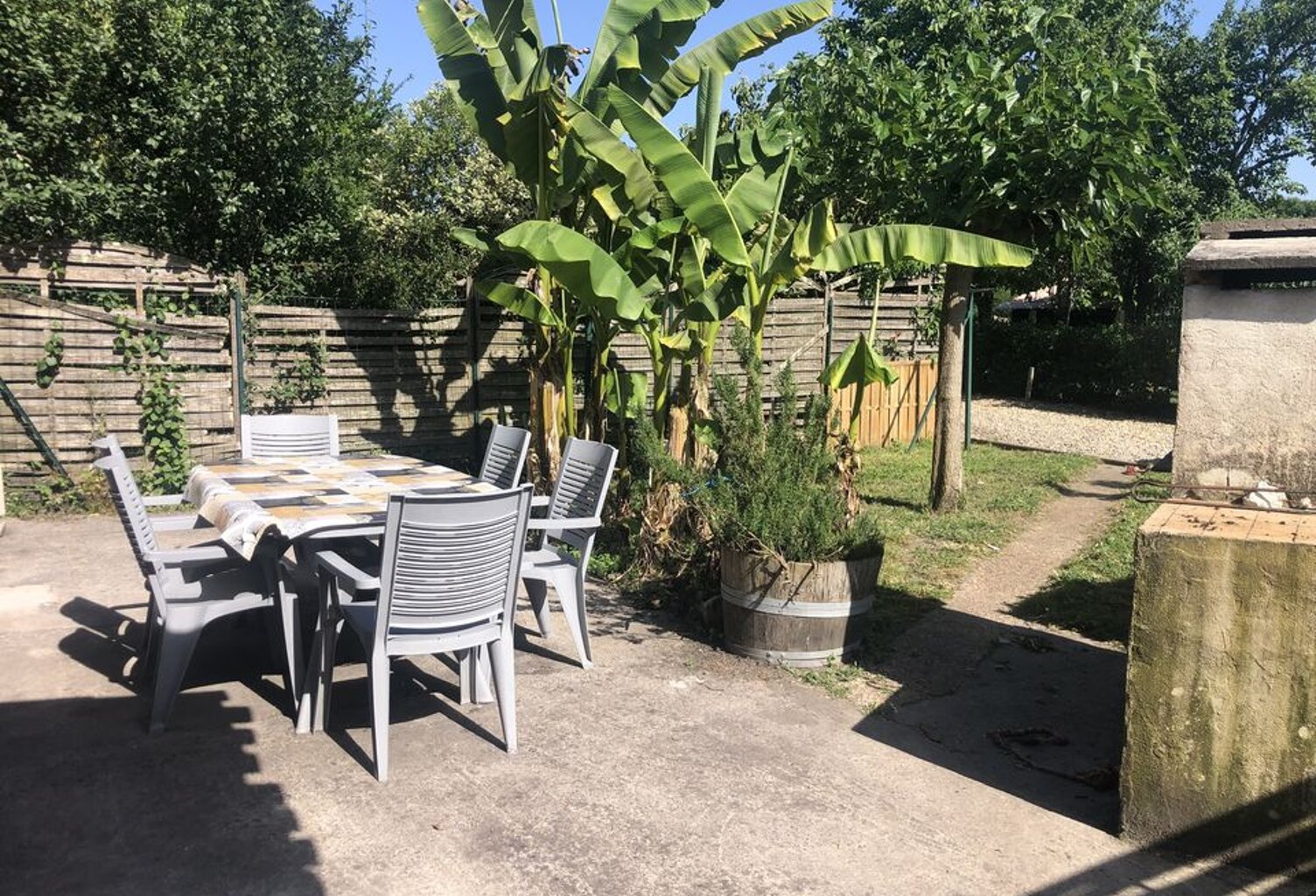 JOLIE MAISON MITOYENNE EN PIERRE AVEC SON GRAND JARDIN 900 m2 — photo 1