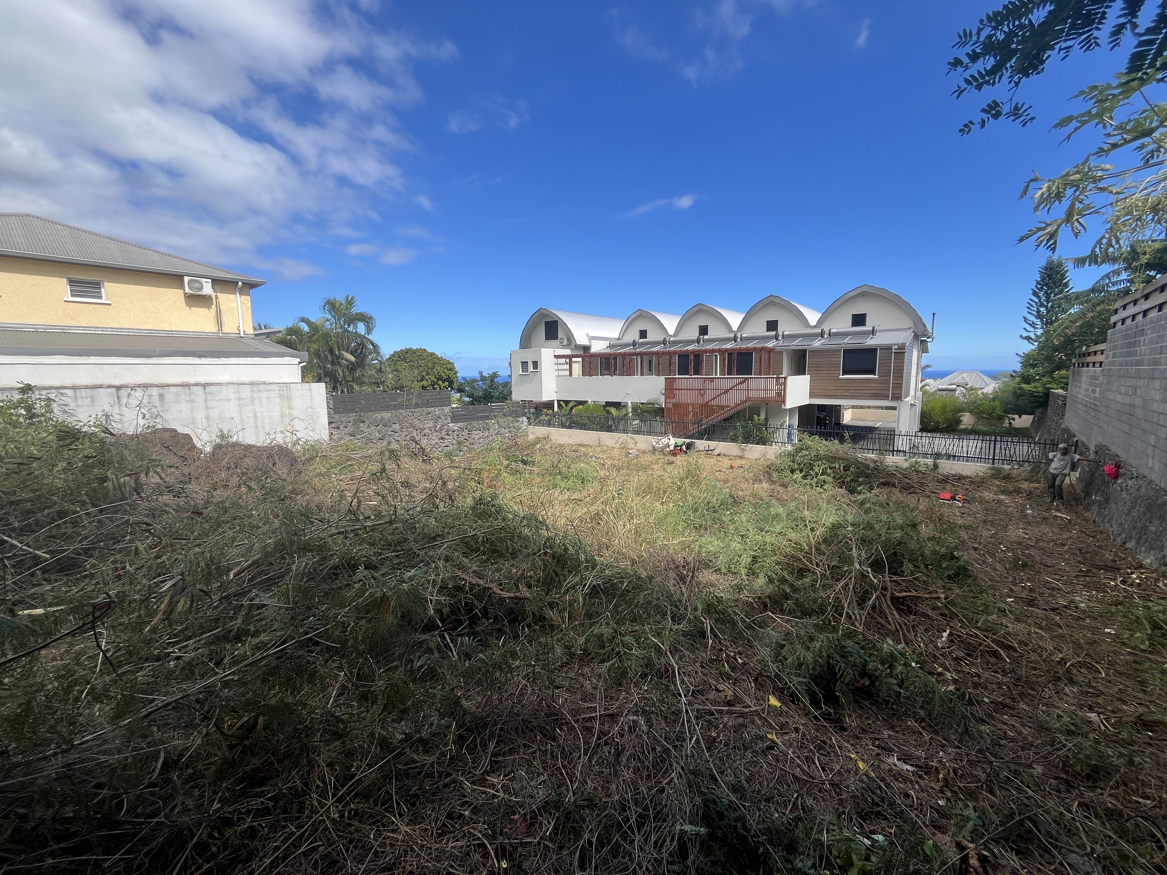 TERRAIN CONSTRUCTIBLE DE 535 M² – SAINT-LEU – VUE MER PARTIELLE – 240 000 € FAI