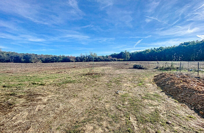 Terrain viabilisé de 850 m² à Leojac — photo 3