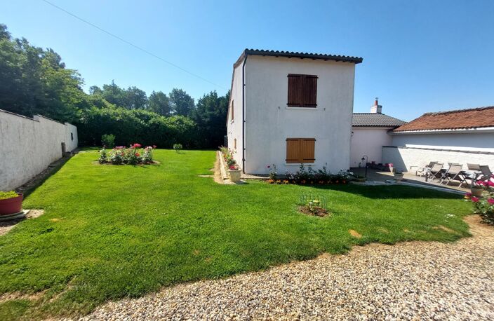 Maison familiale de 155 m² avec jardin à Iteuil — photo 4