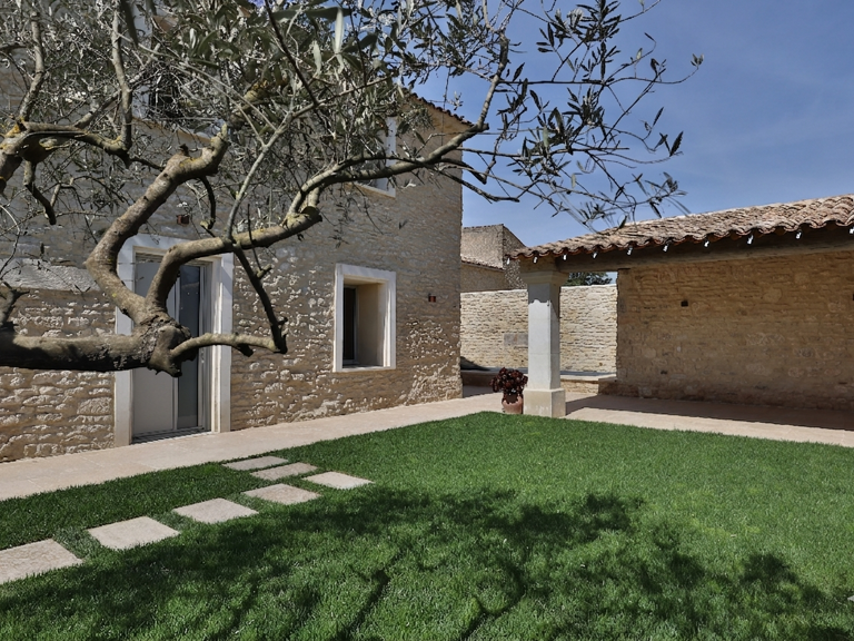 Dept 84 - Gordes - Maison en pierre entièrement rénovée avec — photo 1