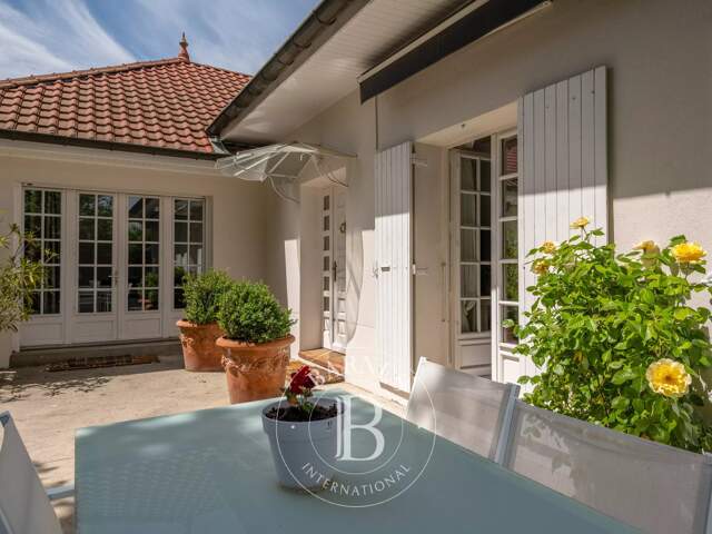 AINT-PIERRE-DE-CHANDIEU – MAISON D'ENVIRON 320 m² IDÉALE POUR UNE ACTIVITÉ LIBÉRALE OU UNE GRANDE FAMILLE – PISCINE INTÉRIEURE – TERRAIN PAYSAGER DE 1 487 m² — photo du bien
