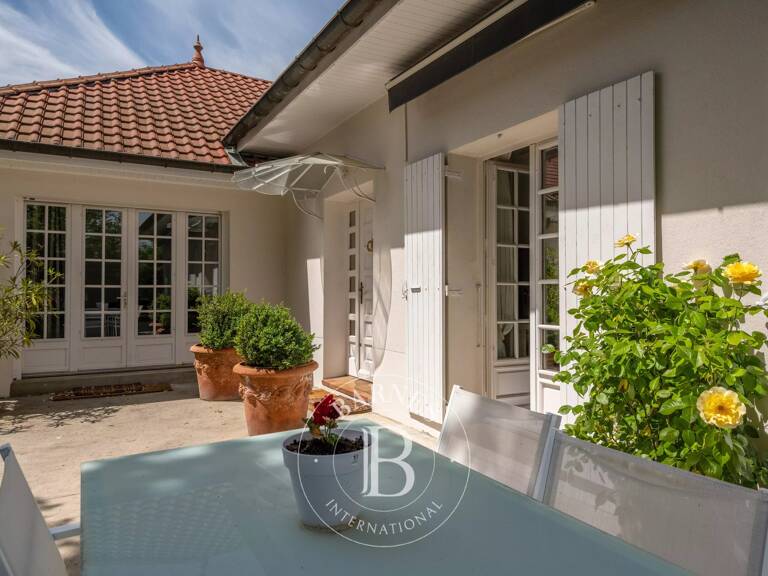 AINT-PIERRE-DE-CHANDIEU – MAISON D'ENVIRON 320 m² IDÉALE POUR UNE ACTIVITÉ LIBÉRALE OU UNE GRANDE FAMILLE – PISCINE INTÉRIEURE – TERRAIN PAYSAGER DE 1 487 m² — photo 1