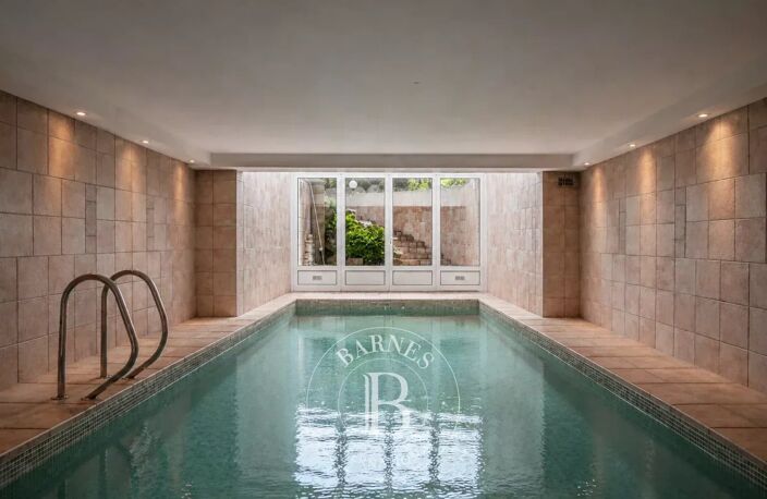 AINT-PIERRE-DE-CHANDIEU – MAISON D'ENVIRON 320 m² IDÉALE POUR UNE ACTIVITÉ LIBÉRALE OU UNE GRANDE FAMILLE – PISCINE INTÉRIEURE – TERRAIN PAYSAGER DE 1 487 m² — photo 2