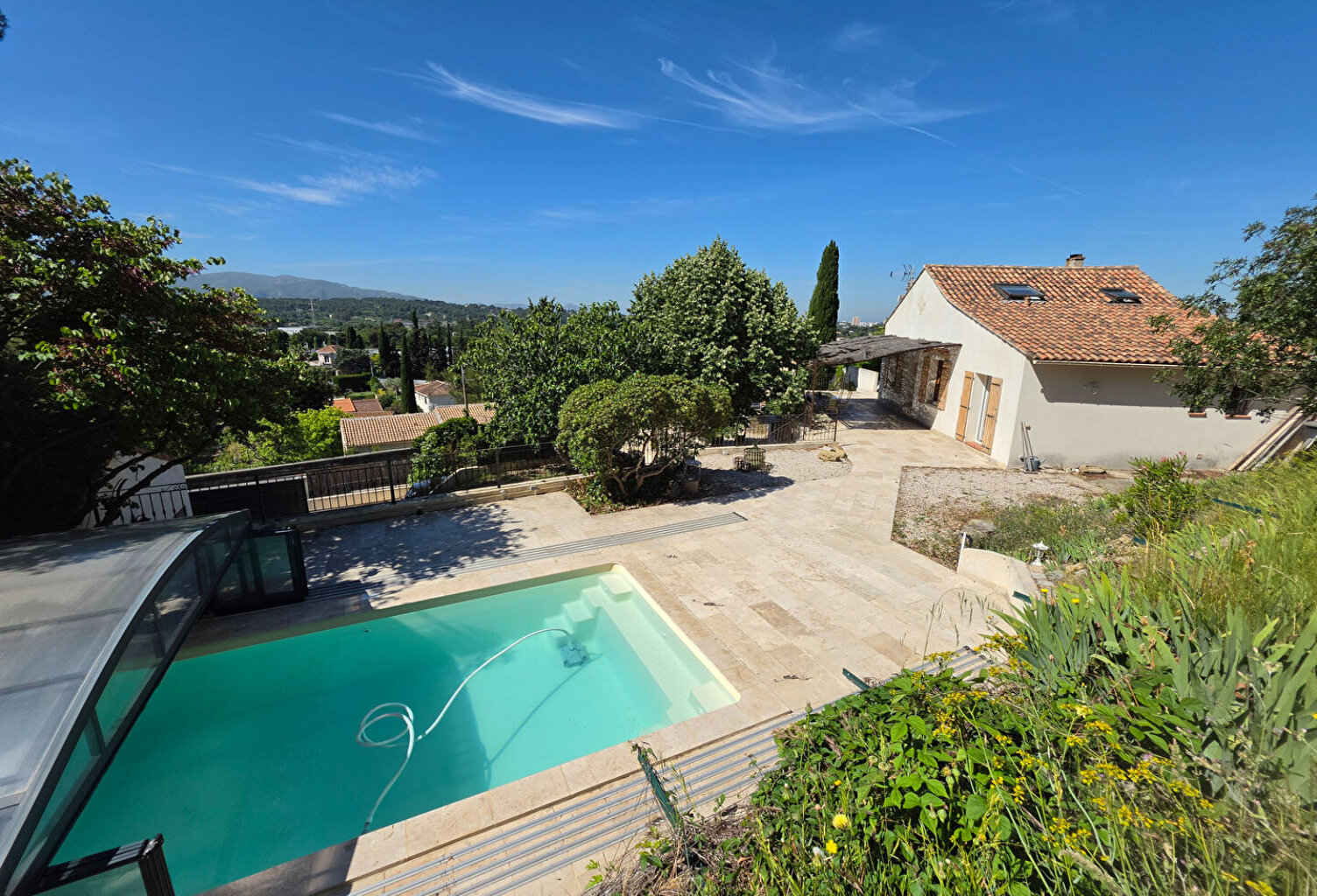 Propriété Village d'Allauch - Villa avec appartement indépendant - Piscine - Garage - Terrain 1769 m2- Dépendances — photo 1