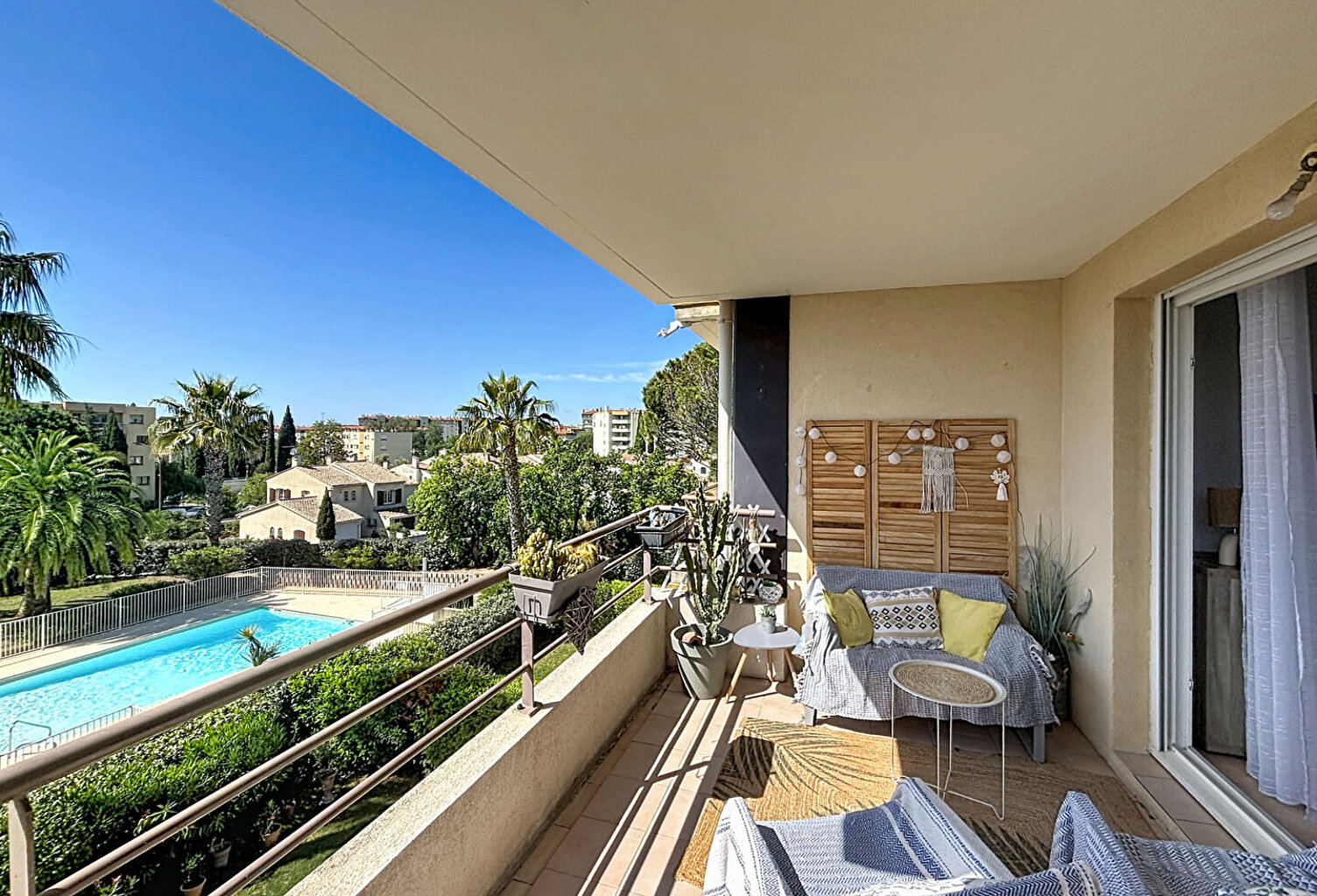 Magnifique T3 en étage avec terrasse plein Sud et piscine garage et parking — photo 1