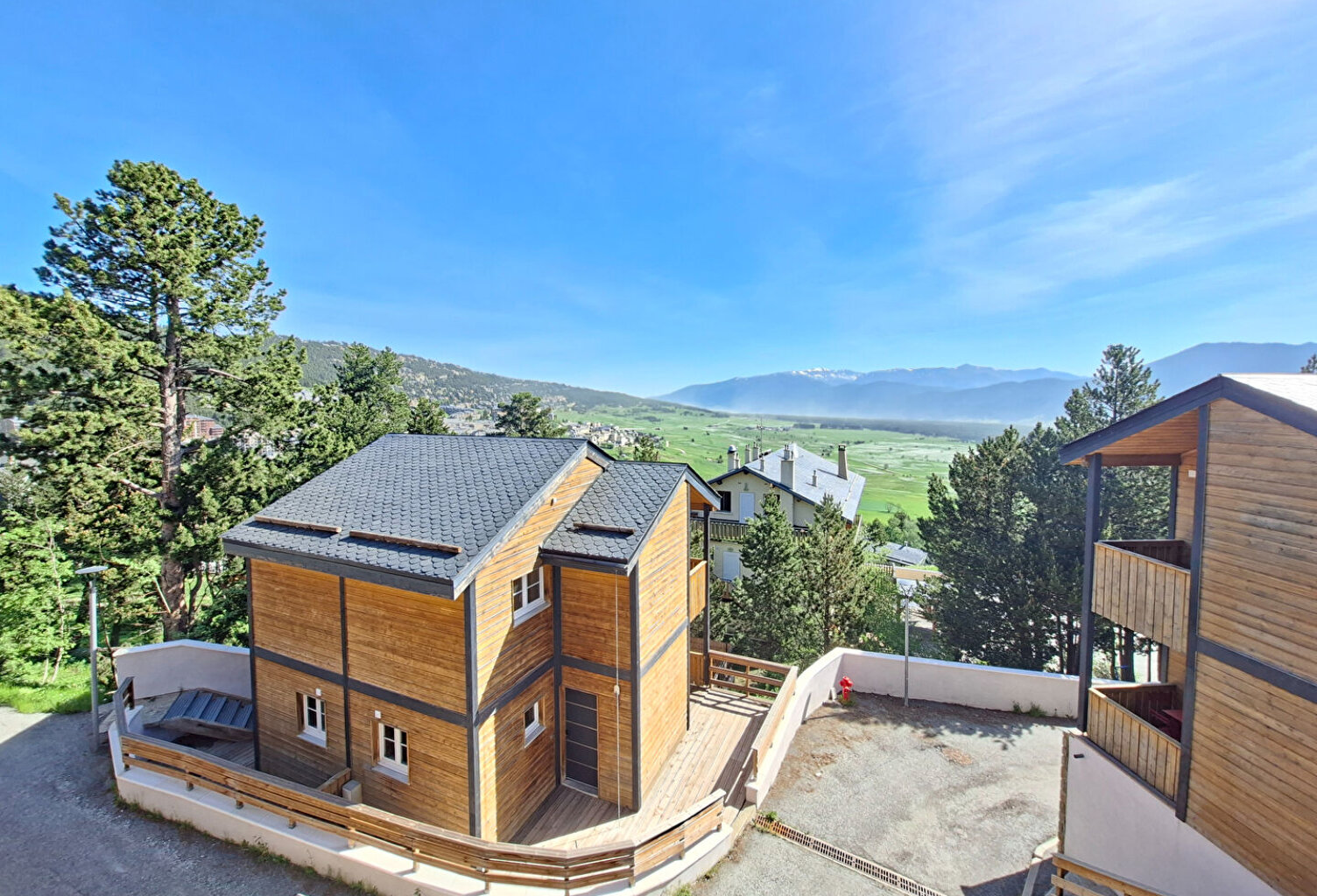Chalet avec jardin, 2 balcons, grande terrasse et parking — photo 1