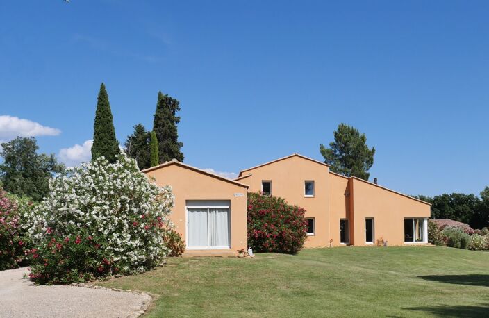 Villa — photo 2