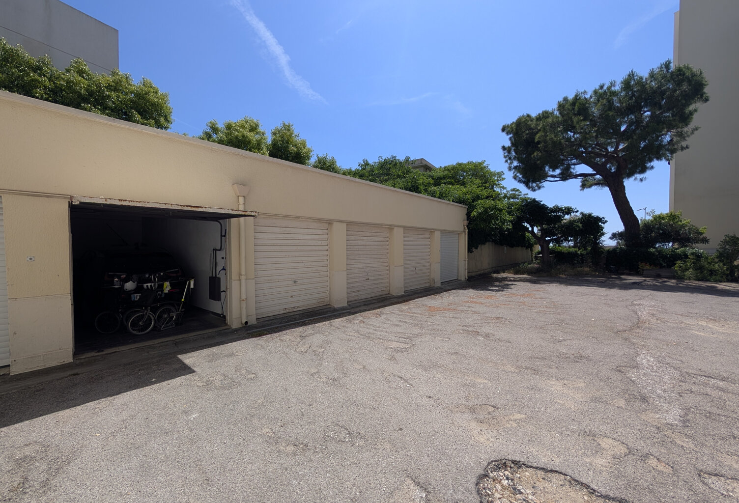 Box garage à louer - 13008 - La Vigie - Av. du Colonel Serot — photo 1