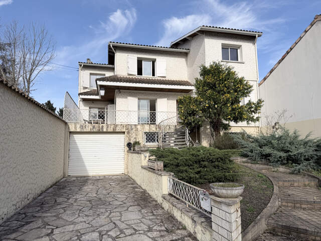 Belle maison familiale avec piscine intérieure et jardin clos — photo du bien
