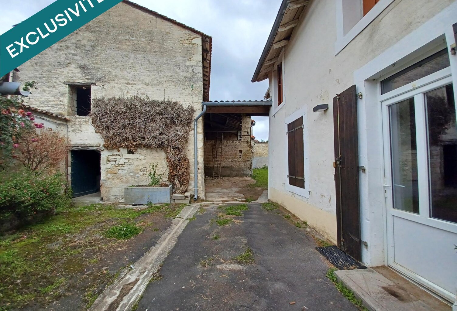 Maison avec dépendances en pierres, cour et jardin — photo 1