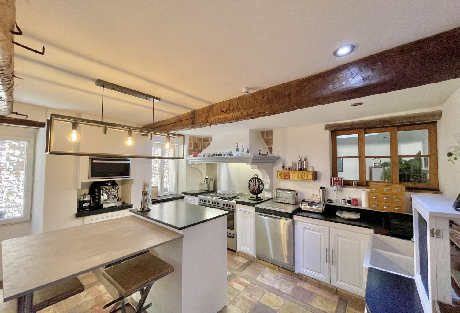 Une maison de caractère en pierre, une rénovation réussie — photo 1