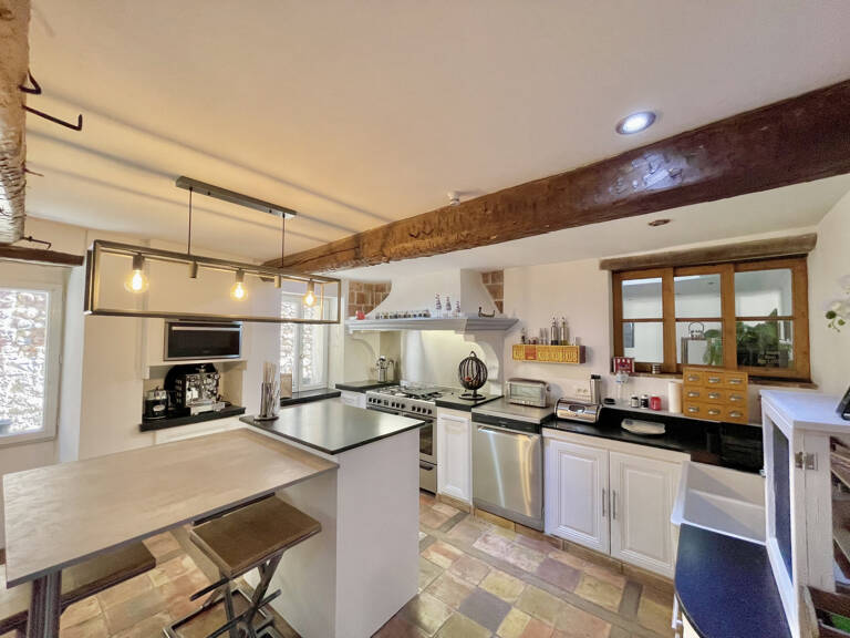 Une maison de caractère en pierre, une rénovation réussie — photo 1