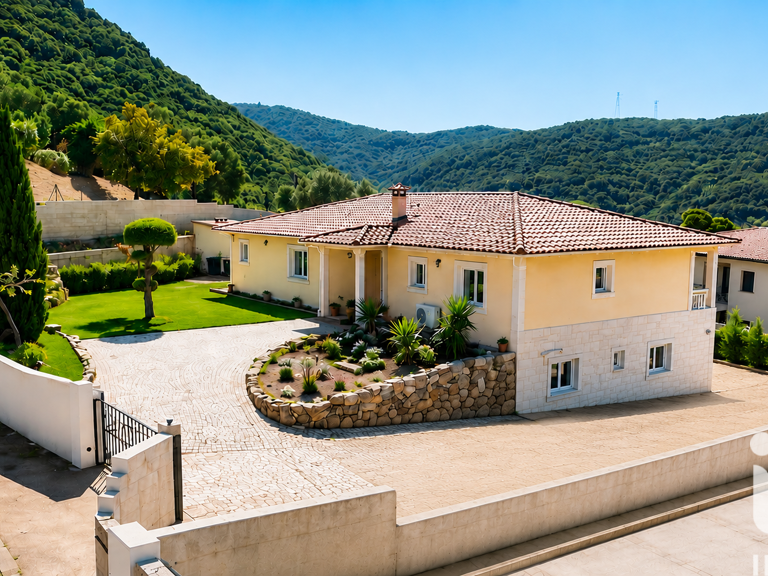 Vente Maison/villa 8 pièces — photo 1