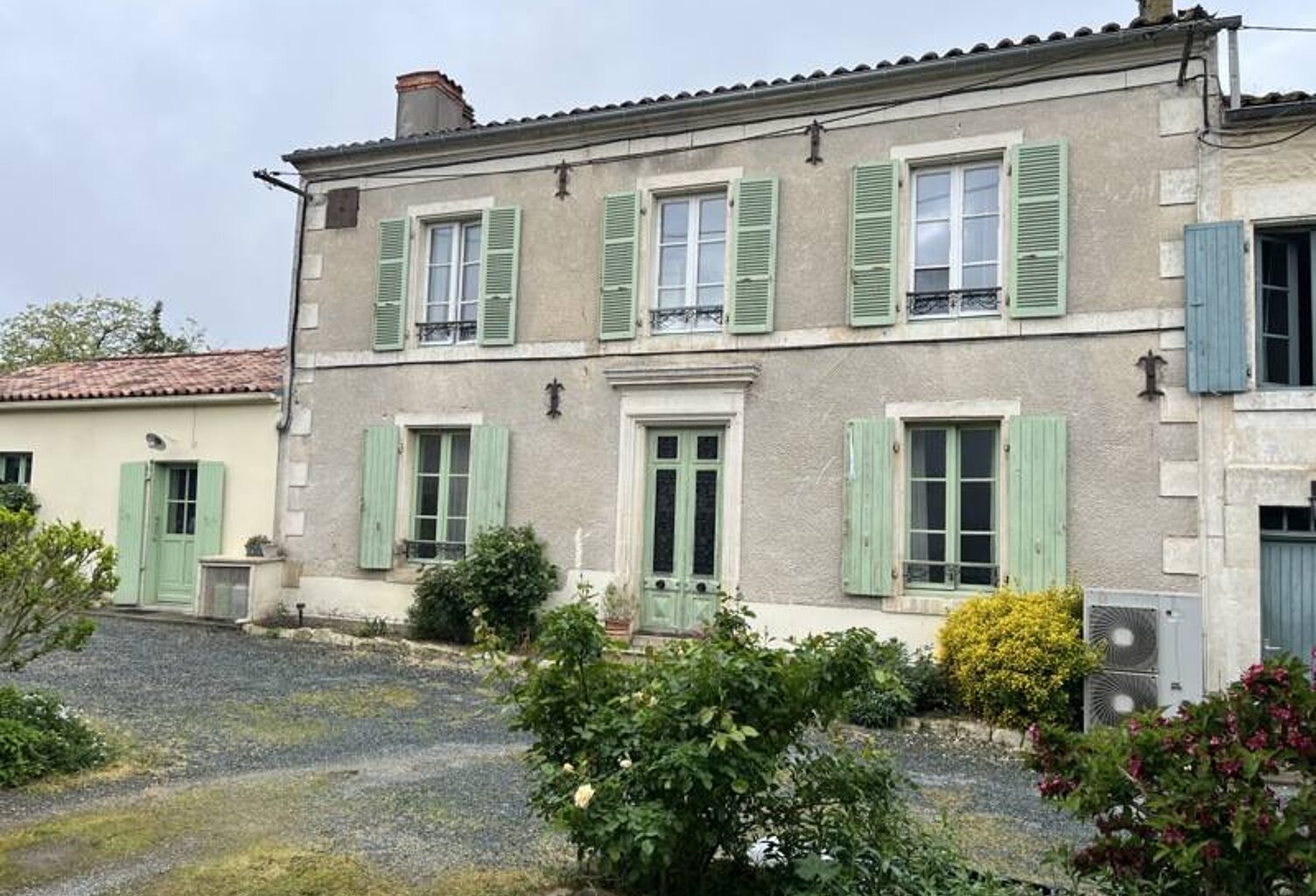 Maison en pierre de 7 pièces principales — photo 1