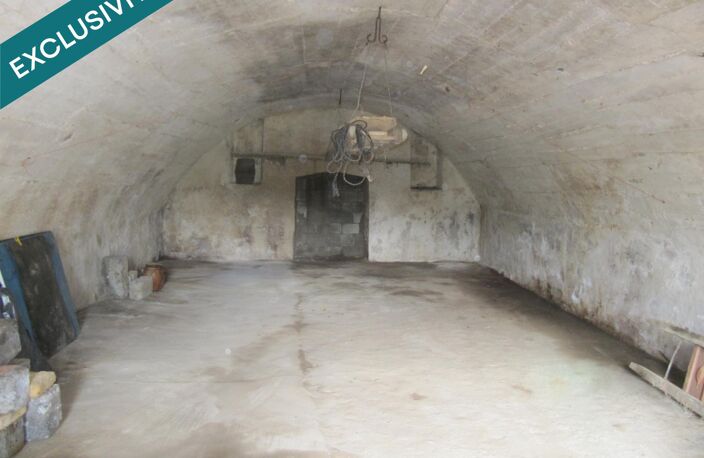 Grange en bon état d'environ 80 m², avec un grand volume vide au premier niveau sur une cave voutée. — photo 2