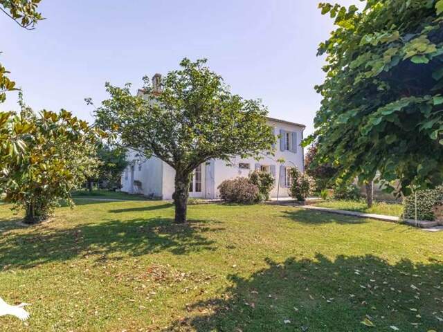 Maison en pierre de 7 pièces principales — photo du bien
