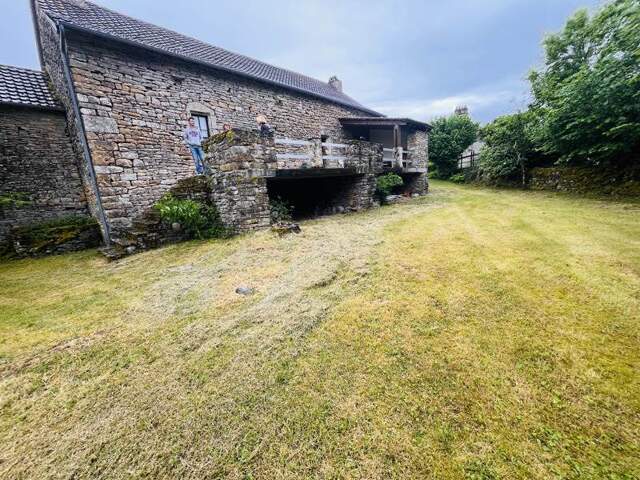 Maison en pierre de 4 pièces principales — photo du bien