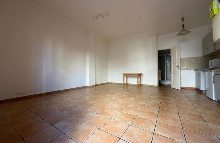 Bas Cimiez, proche commodités, beaux volumes, bon état, entrée indépendante, calme — photo 3
