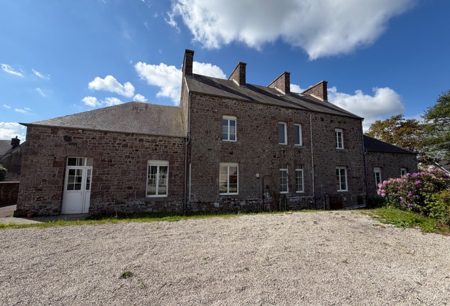Ancienne école à rénover – Fort potentiel de création de logements – SOULLES (50) — photo 1