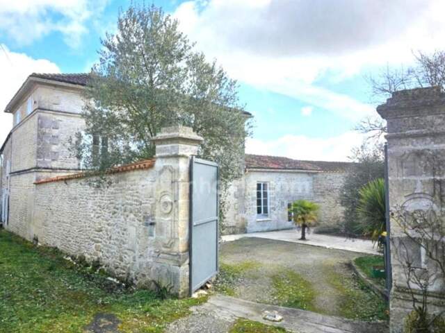 Maison coup de cœur- Charentaise de caractère 6 chambres – 300 m² de confort et d'authenticité ASNIERES SUR NOUERE — photo du bien