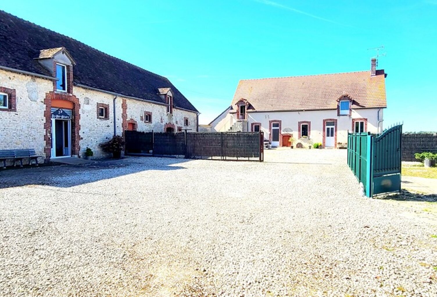 CHARTRES - ENSEMBLE IMMOBILIER  - HABITATION 175 m² AVEC GRANGE 200 m² - PARCELLES  5000 m2 — photo 1