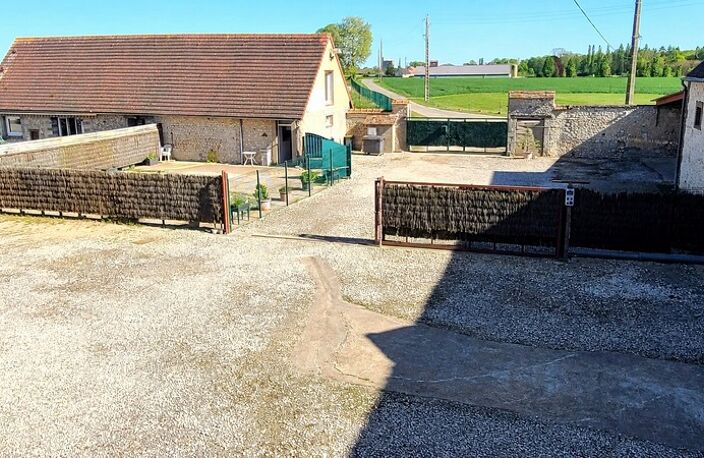 CHARTRES - ENSEMBLE IMMOBILIER  - HABITATION 175 m² AVEC GRANGE 200 m² - PARCELLES  5000 m2 — photo 2